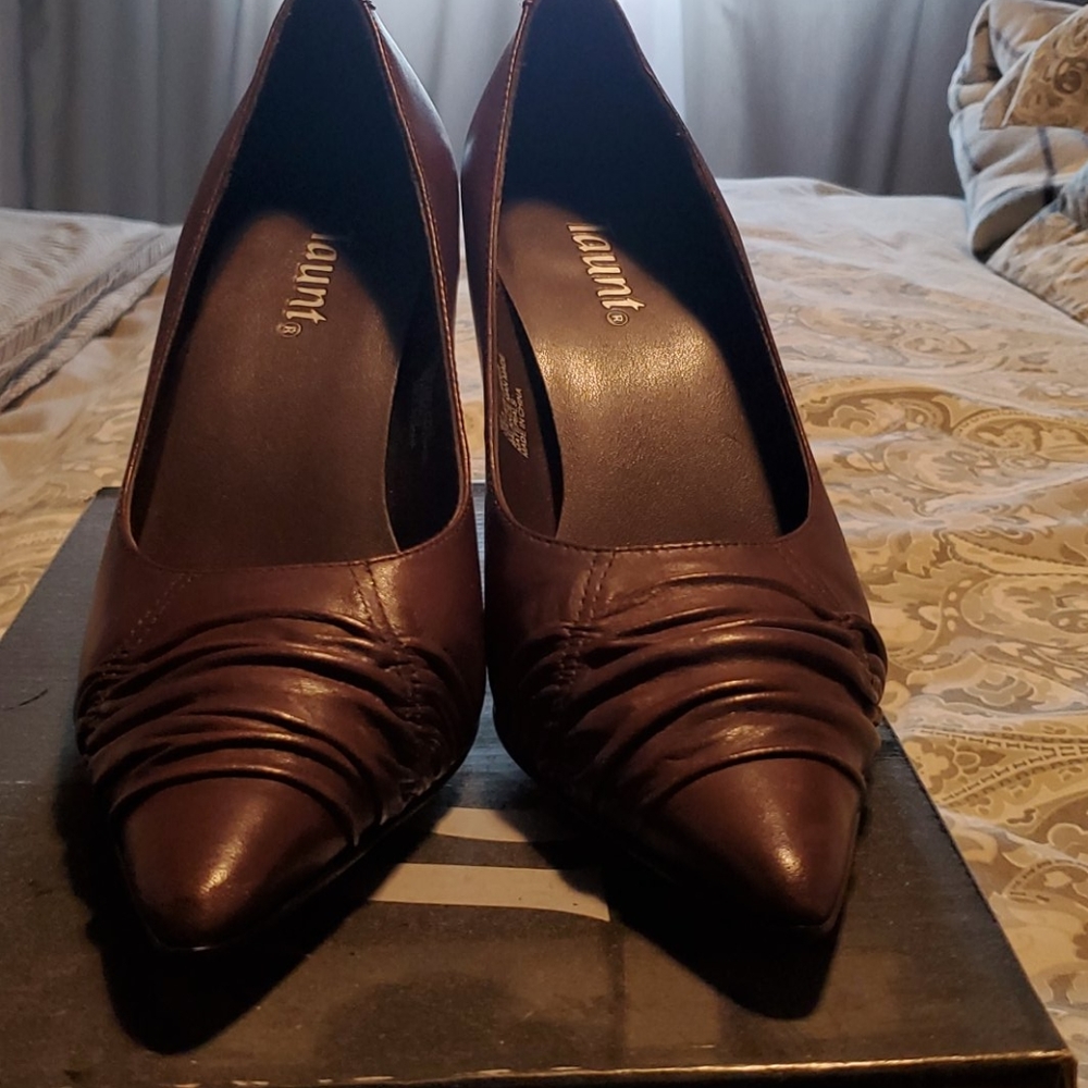 Taunt brown pumps